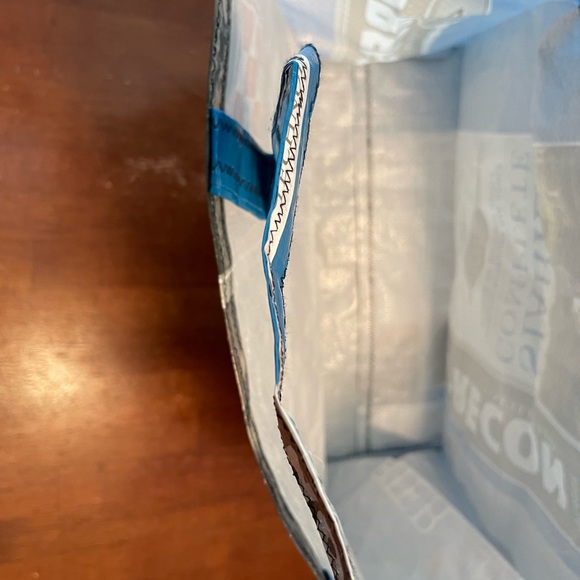 Durable plastic feed sack tote bag. - Picture 4 of 6